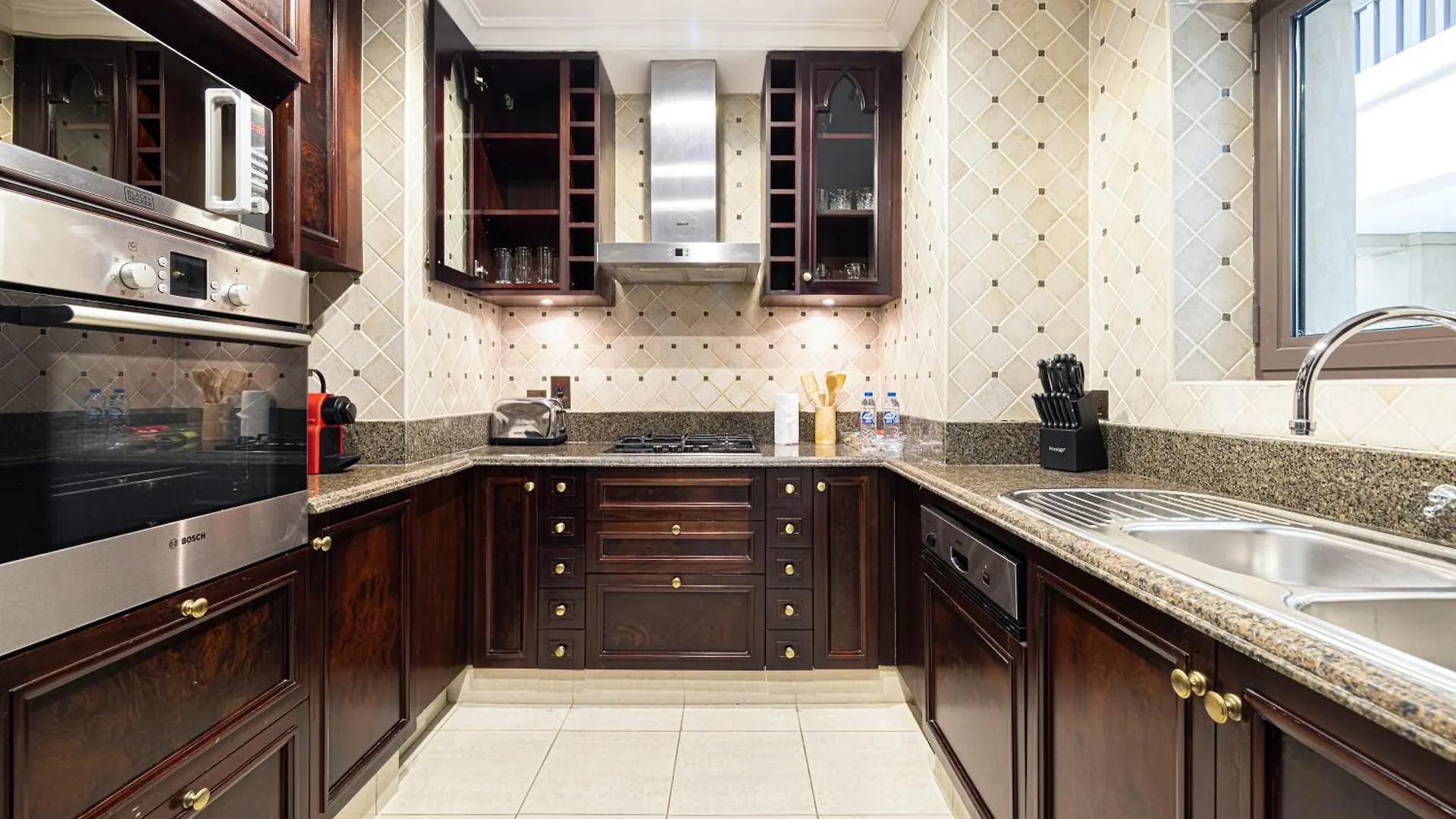 Luxurious Unique 2 Bed With Private Jacuzzi & Garden - Connected To Souk Al Bahar - Dubai Mall Apartment